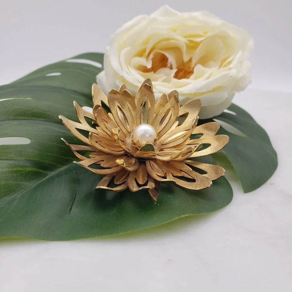 Vtg 1960s Emmons Goldtone Blooming Dahlia Flower Petal Brooch Faux Pearl Center